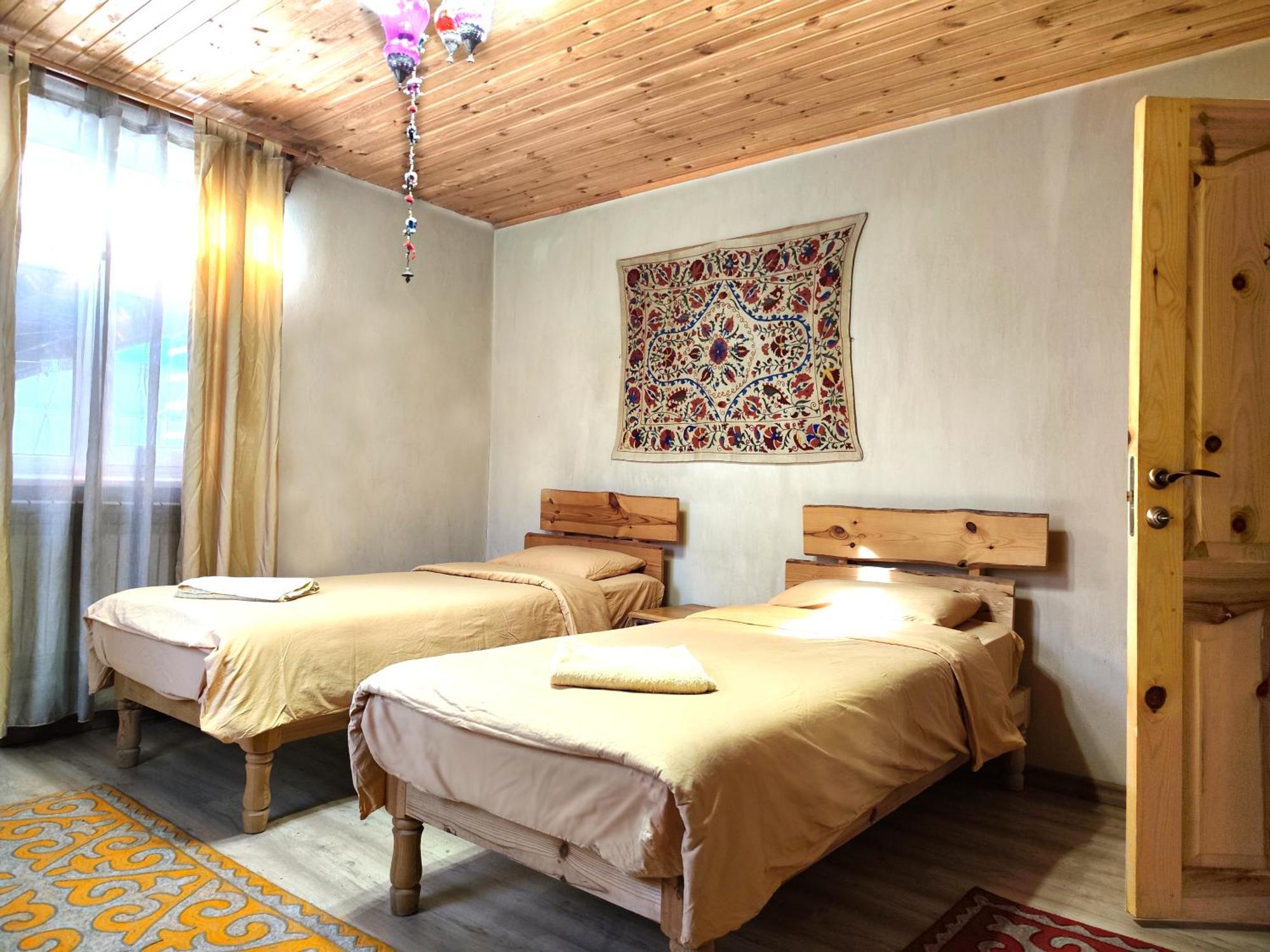 Evergreen Guesthouse Karakol Esterno foto